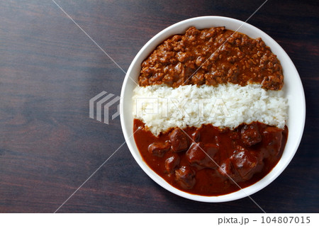 ビーフカレーとキーマカレーのあいがけカレー ビーフカレーとキーマカレーのあいがけカレー 104807015