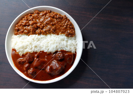 ビーフカレーとキーマカレーのあいがけカレー ビーフカレーとキーマカレーのあいがけカレー 104807023