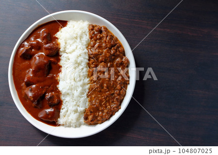 ビーフカレーとキーマカレーのあいがけカレー ビーフカレーとキーマカレーのあいがけカレー 104807025
