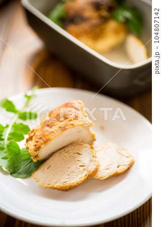 baked chicken fillet pieces with spices and herbs, in a ceramic form 104807142