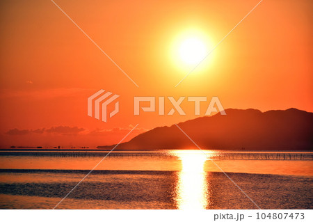 宍道湖　夕暮れ　日暮れ　夕焼け 104807473