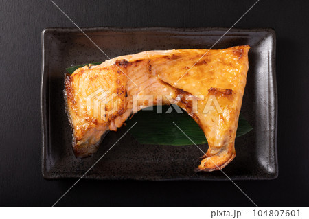 銀鮭カマの塩麹焼き 104807601