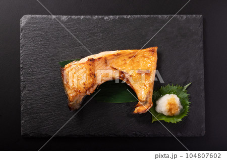 銀鮭カマの塩麹焼き 104807602