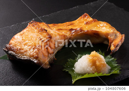 銀鮭カマの塩麹焼き 104807606