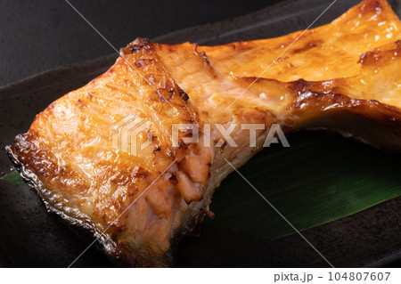 銀鮭カマの塩麹焼き 104807607
