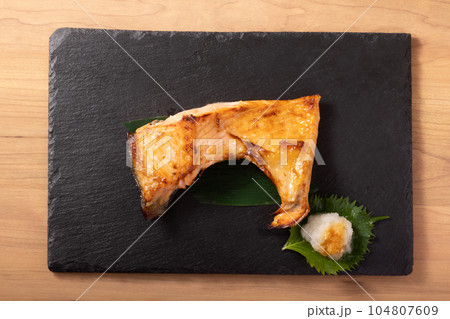 銀鮭カマの塩麹焼き 銀鮭カマの塩麹焼き 104807609