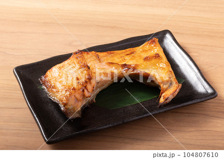 銀鮭カマの塩麹焼き 銀鮭カマの塩麹焼き 104807610