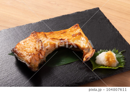 銀鮭カマの塩麹焼き 銀鮭カマの塩麹焼き 104807611