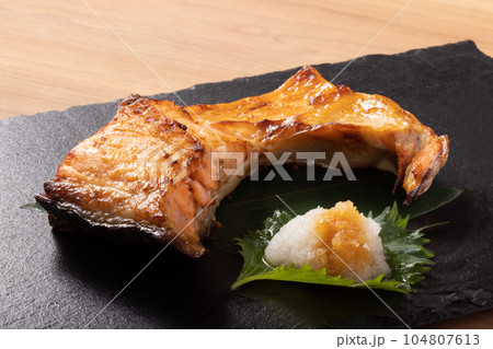 銀鮭カマの塩麹焼き 104807613