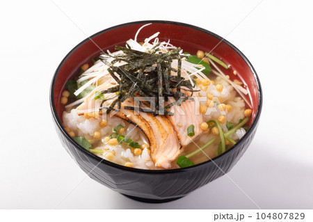 トラウトサーモンの茶漬け トラウトサーモンの茶漬け 104807829