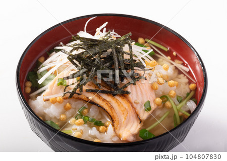トラウトサーモンの茶漬け トラウトサーモンの茶漬け 104807830