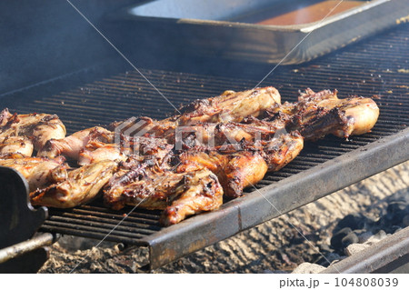 バーベキューで焼きあがるスモークターキー　七面鳥 104808039