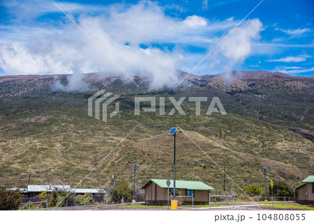 ハワイ島　マウナケア州立公園からのマウナケア山 104808055