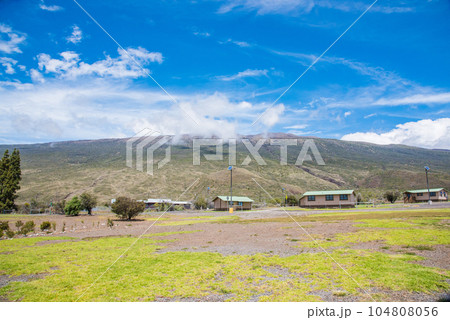 ハワイ島　マウナケア州立公園からのマウナケア山 104808056