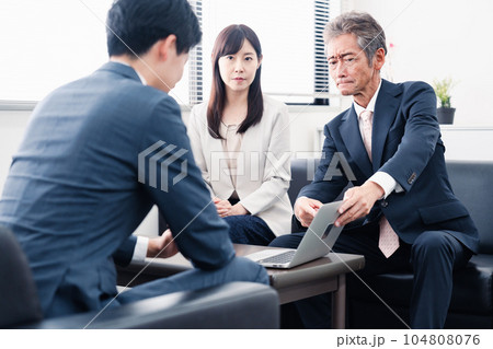 不正を問いただされるビジネスパーソン 104808076