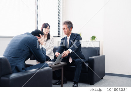 不正を問いただされるビジネスパーソン 104808084