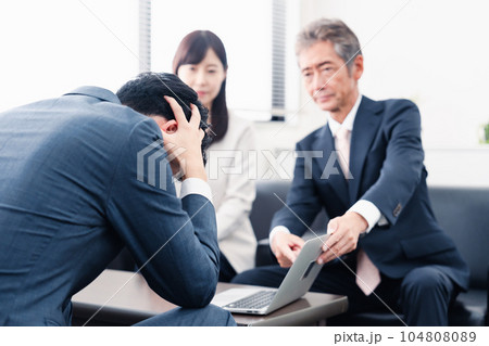 不正を問いただされるビジネスパーソン 不正を問いただされるビジネスパーソン 104808089