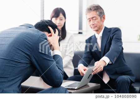 不正を問いただされるビジネスパーソン 不正を問いただされるビジネスパーソン 104808090