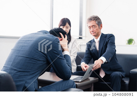 不正を問いただされるビジネスパーソン 不正を問いただされるビジネスパーソン 104808091