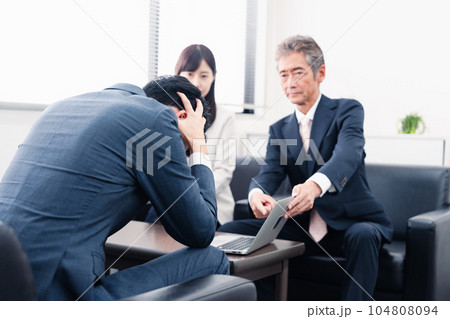 不正を問いただされるビジネスパーソン 不正を問いただされるビジネスパーソン 104808094