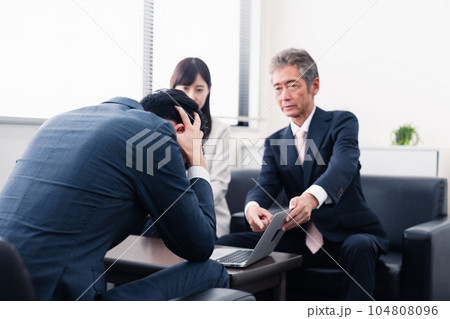 不正を問いただされるビジネスパーソン 不正を問いただされるビジネスパーソン 104808096