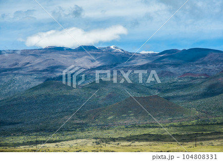山頂に雪が残るハワイ島最高峰のマウナケア山 104808331