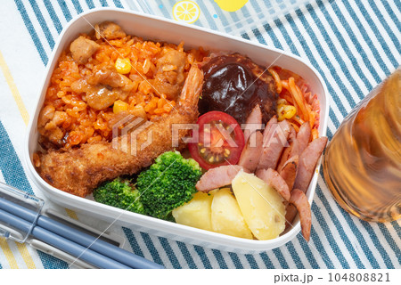 子供向けのおいしそうなお弁当 チキンライス エビフライ ハンバーグ 子供向けのおいしそうなお弁当 チキンライス エビフライ ハンバーグ 104808821