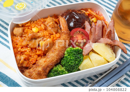 子供向けのおいしそうなお弁当 チキンライス エビフライ ハンバーグ 子供向けのおいしそうなお弁当 チキンライス エビフライ ハンバーグ 104808822