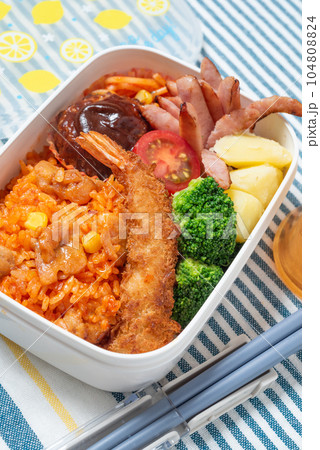 子供向けのおいしそうなお弁当 チキンライス エビフライ ハンバーグ 縦位置 子供向けのおいしそうなお弁当 チキンライス エビフライ ハンバーグ 縦位置 104808824