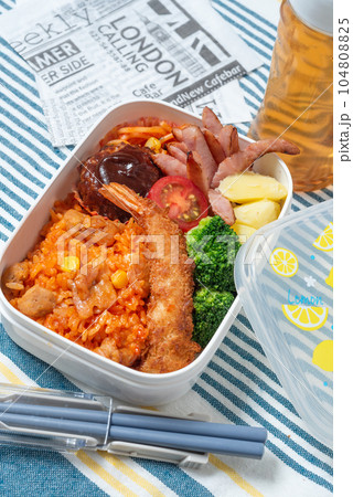 子供向けのおいしそうなお弁当 チキンライス エビフライ ハンバーグ 縦位置 子供向けのおいしそうなお弁当 チキンライス エビフライ ハンバーグ 縦位置 104808825