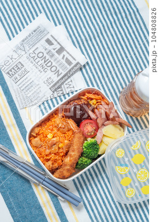 子供向けのおいしそうなお弁当 チキンライス エビフライ ハンバーグ 縦位置 子供向けのおいしそうなお弁当 チキンライス エビフライ ハンバーグ 縦位置 104808826