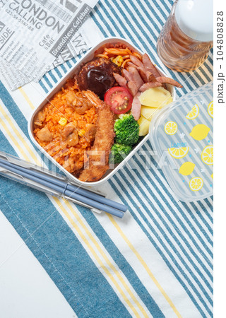 子供向けのおいしそうなお弁当 チキンライス エビフライ ハンバーグ 縦位置 子供向けのおいしそうなお弁当 チキンライス エビフライ ハンバーグ 縦位置 104808828