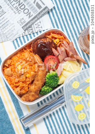 子供向けのおいしそうなお弁当 チキンライス エビフライ ハンバーグ 縦位置 子供向けのおいしそうなお弁当 チキンライス エビフライ ハンバーグ 縦位置 104808831