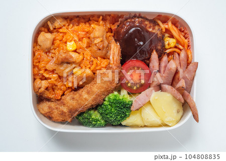 子供向けのおいしそうなお弁当 チキンライス エビフライ ハンバーグ 白バック 子供向けのおいしそうなお弁当 チキンライス エビフライ ハンバーグ 白バック 104808835