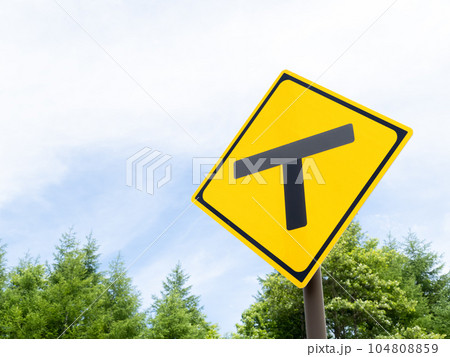 道路標識(警戒標識)「T形道路交差点あり」。 104808859