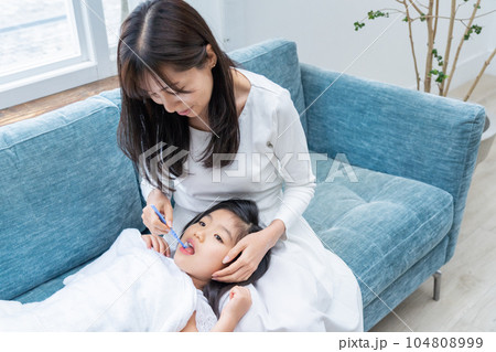 ママに歯磨きの仕上げ磨きをしてもら子供（育児・子育て・デンタルケア・健康） 104808999