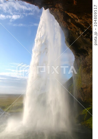 アイスランドの滝　セリャラントスフォス 104809517