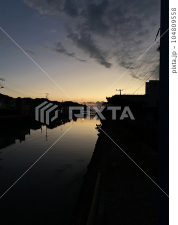 水面　夕焼け　夕日 104809558