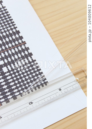 【溝引き・溝引き棒・定規】手描きで直線を描く道具（手描き・アナログ画・チェック柄・シンプル） 104809612