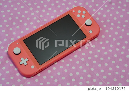 ピンク色の携帯ゲーム機 104810173