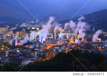 湯煙の鉄輪温泉街(ライトアップ・別府市) 湯煙の鉄輪温泉街(ライトアップ・別府市) 104810471