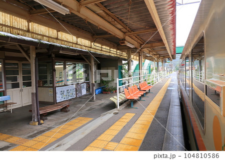 雨模様の肥薩おれんじ鉄道、湯浦駅から八代駅までの車窓風景(2022年) 104810586