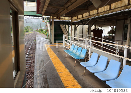雨模様の肥薩おれんじ鉄道、湯浦駅から八代駅までの車窓風景(2022年) 104810588