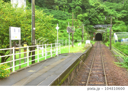 雨模様の肥薩おれんじ鉄道、湯浦駅から八代駅までの車窓風景(2022年) 104810600