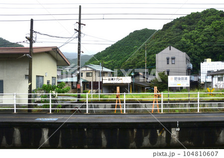 雨模様の肥薩おれんじ鉄道、湯浦駅から八代駅までの車窓風景(2022年) 104810607