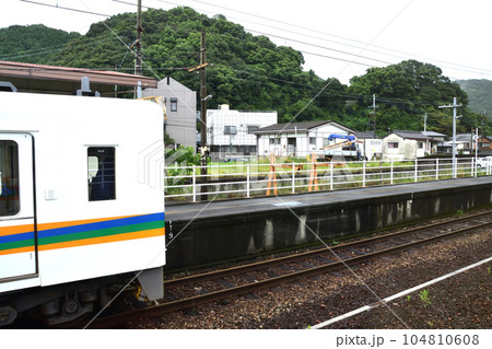 雨模様の肥薩おれんじ鉄道、湯浦駅から八代駅までの車窓風景(2022年) 雨模様の肥薩おれんじ鉄道、湯浦駅から八代駅までの車窓風景(2022年) 104810608