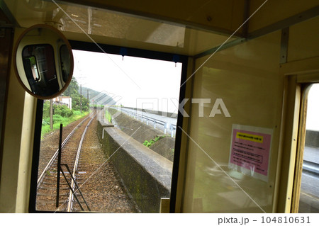 雨模様の肥薩おれんじ鉄道、湯浦駅から八代駅までの車窓風景(2022年) 104810631