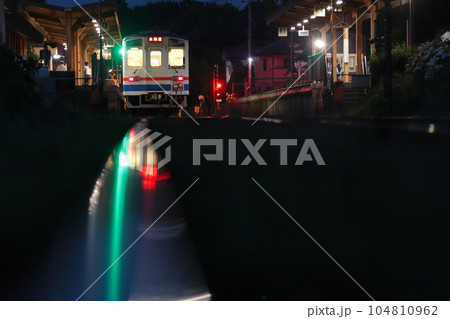 レトロな駅を後に発車する関東鉄道キハ310形気動車_2023/6/24撮影 104810962