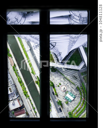 東京スカイツリー天望デッキのガラス床から眺める景色 104811128