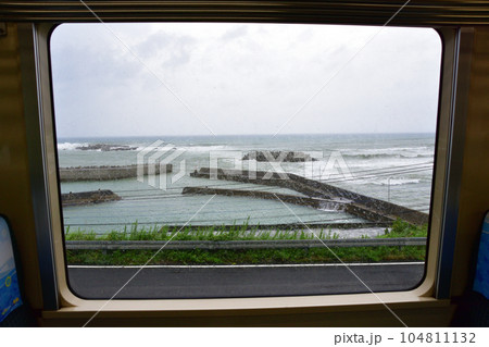 雨模様の肥薩おれんじ鉄道、薩摩大川駅から出水駅までの車窓風景(2022年) 104811132